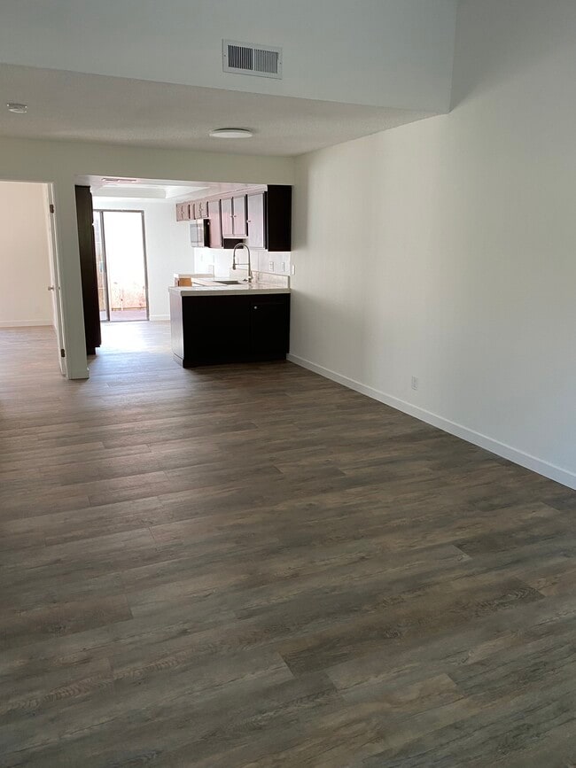 Building Photo - 10417 Hayford St