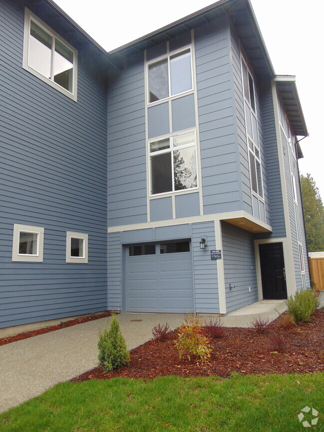 Building Photo - Gorgeous 3BR/2.5 BA Town Home.