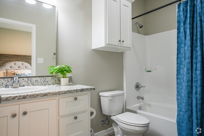 2BR, 2BA - 1020SF - Primary Bathroom