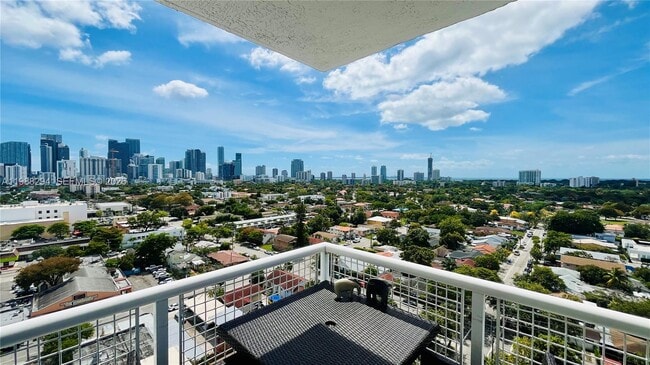 Building Photo - 900 SW 8th St Unit 1509