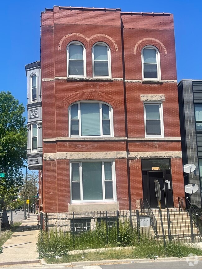 Building Photo - 2756 W Monroe St Unit 1F Rental