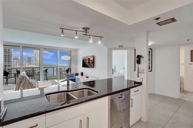 Photo - 1717 N Bayshore Dr Unidad 2440