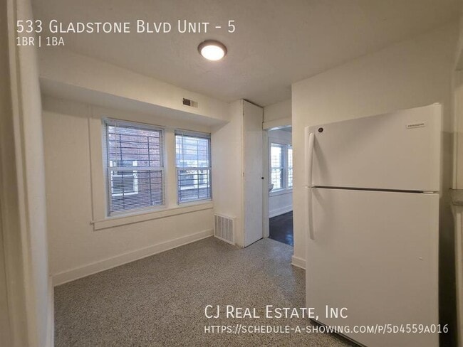 Photo - 533 Gladstone Blvd