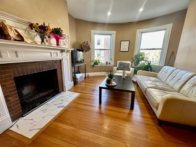 Building Photo - 10 Saint Lukes Rd Unit 4