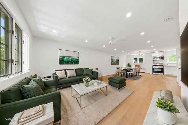 32 College St Unidad House