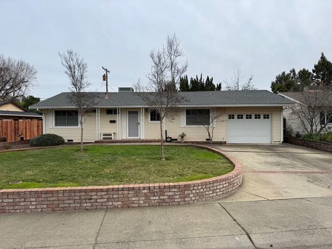 Cute home in old Roseville with newer HVAC - Cute home in old Roseville with newer HVAC