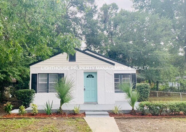 Building Photo - Fully Renovated & Cozy 3 Bed/2 Bath with F... Rental