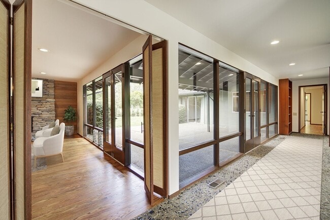 Photo - 4bd/2.5ba Clyde Hill Home