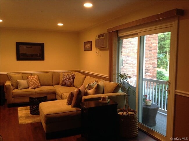 Photo - 144 Doxbury Ln