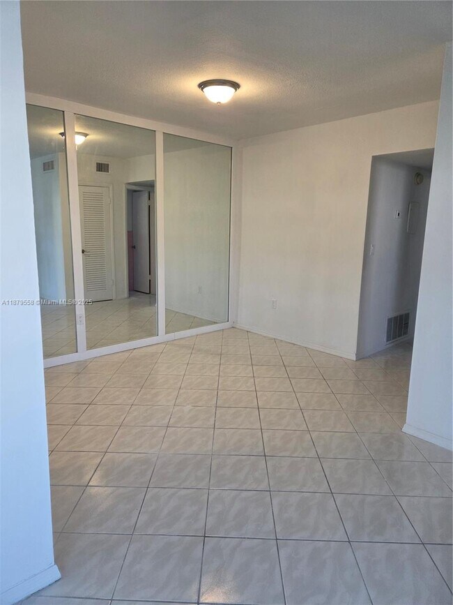 Photo - 101 NW 204th St Unidad 17X