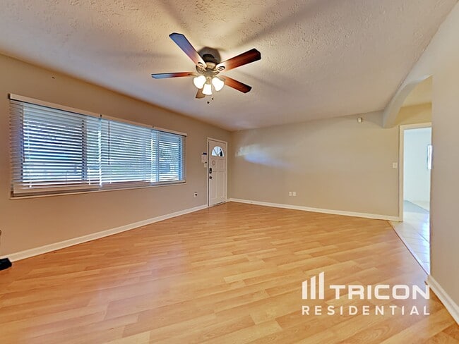 Photo - 3307 32nd St W