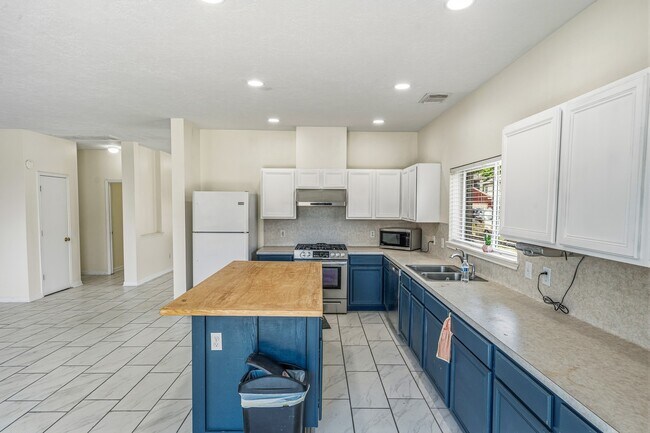 Photo - 9641 Weldridge Dr