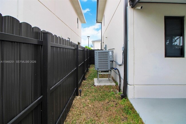 Photo - 320 NW 13th Ct