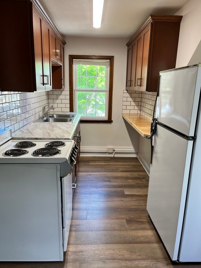 Kitchen - 109 E Chestnut St Unit #3