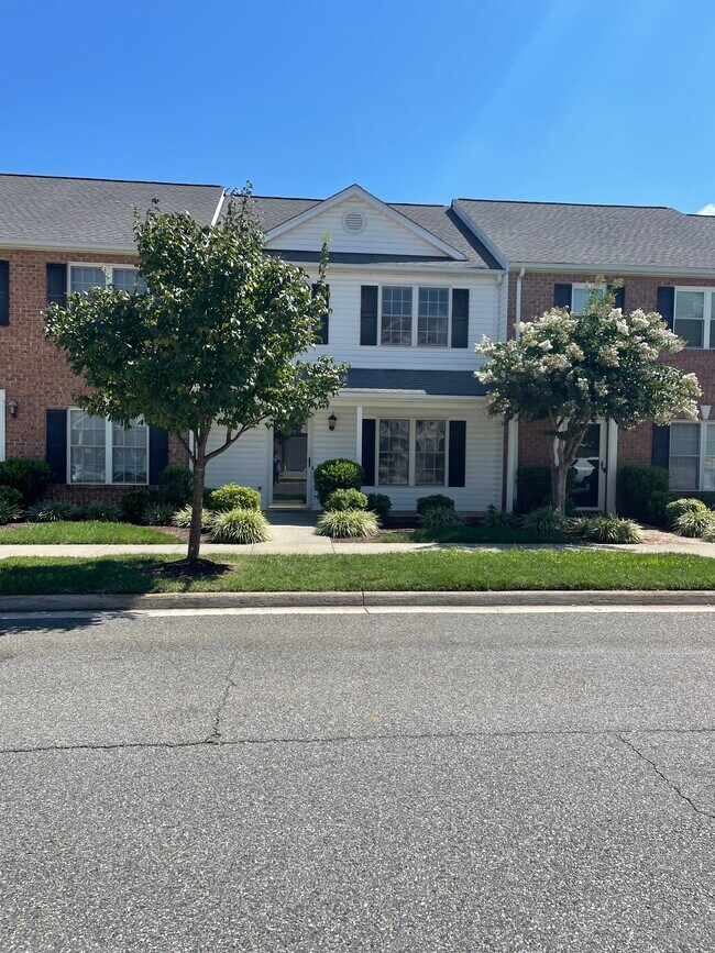 Photo - 696 Wyndhurst Dr