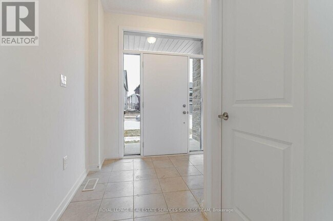 Photo - 1496 Rose Way