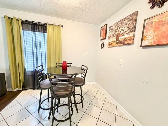 Photo - Home near downtown Savannah, Ga!! large fenced in backyard!!