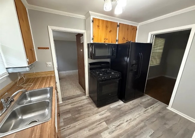 Photo - 2030 Windsor Ave