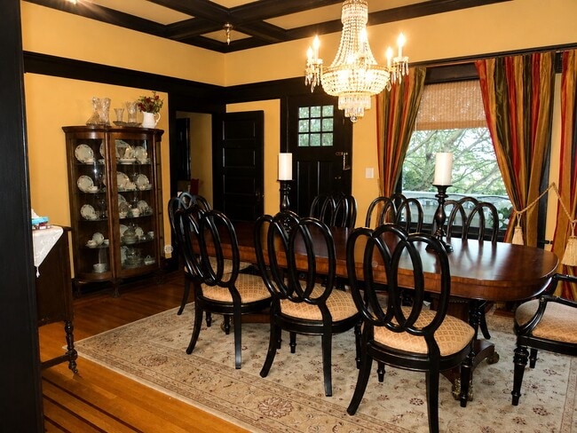 Comedor formal con techos de vigas a la vista. - 528 18th Ave E Unidad Main