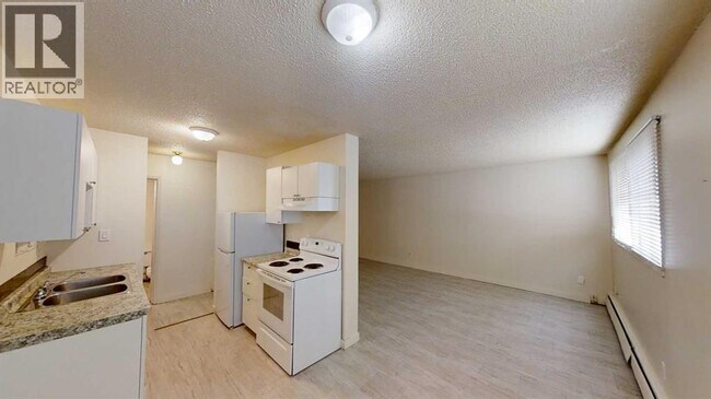 Photo - 9515-9100 100 Ave.