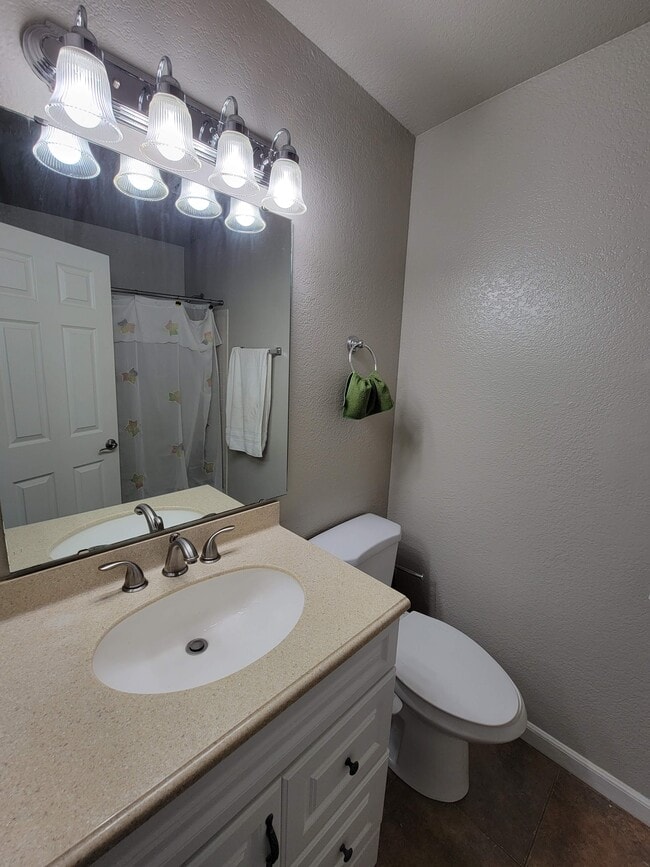 Building Photo - 5704 E Aire Libre Ave Unit 1057