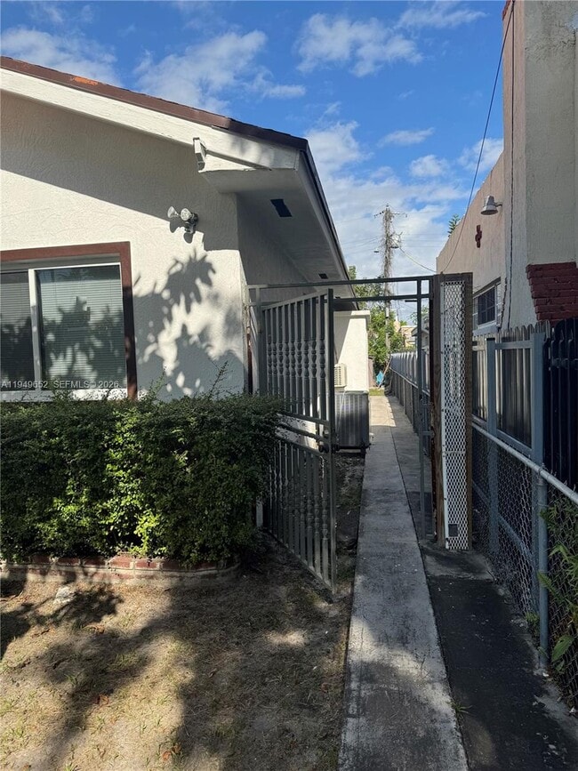 Photo - 1629 SW 10th St Unidad 1