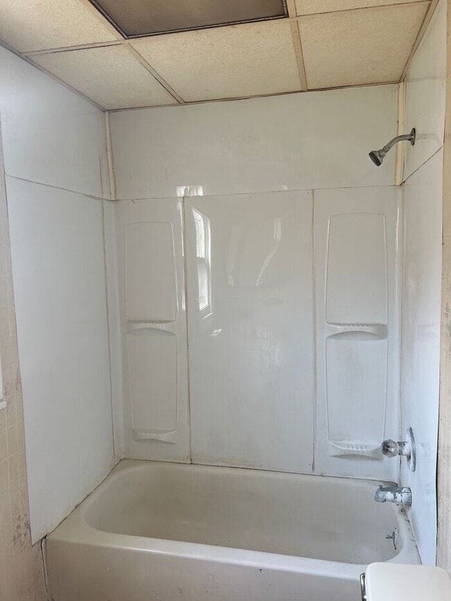 Photo - Large 4 bedroom Colonial- Section 8 Accept...