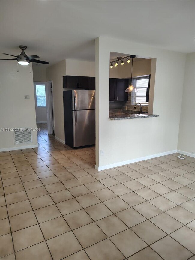 Photo - 521 NE 62nd St Unidad 4