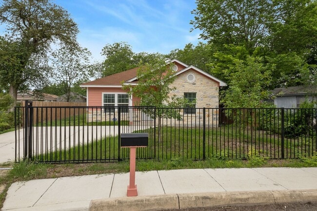 Building Photo - Charming 3/2/2 single story home near Downtown SA & St. Mary's University!
