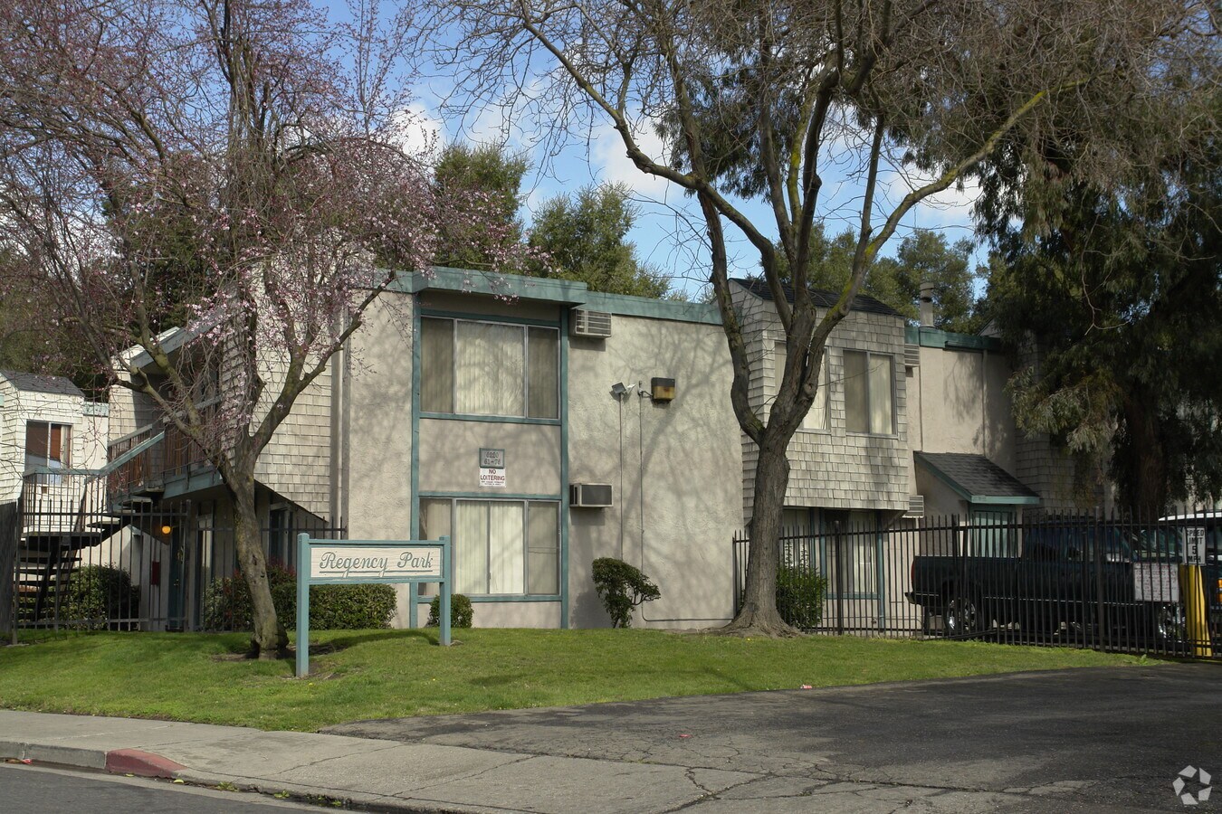 Lincoln Woods - Lincoln Woods Apartments