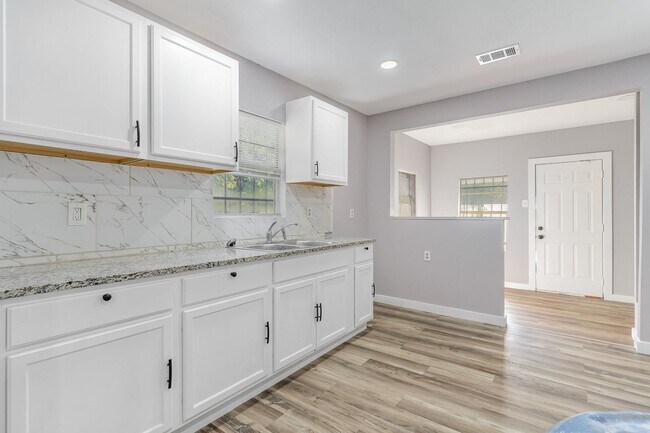 Photo - 4-Bedroom, 2-Bath Home in South Dallas with Convenient Access to Major Highways and City Amenities