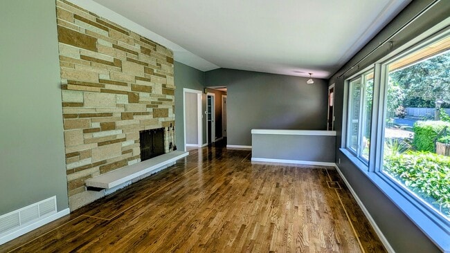 Photo - 704 N 163rd St