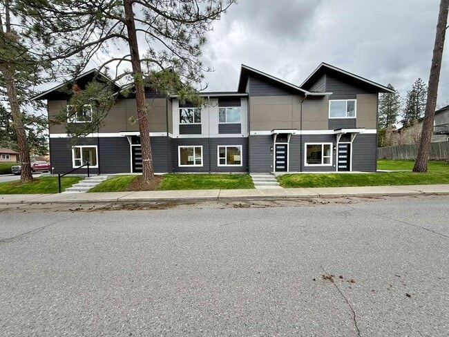 Building Photo - 3925 E 32nd Ave Unit 2