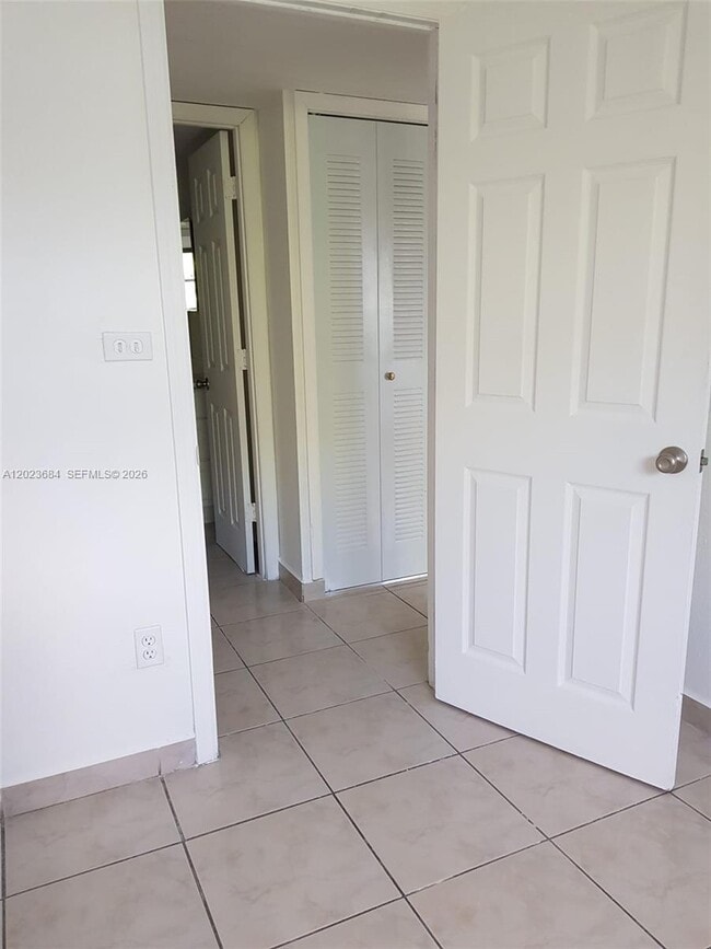 Photo - 606 W 81st St Unidad 314