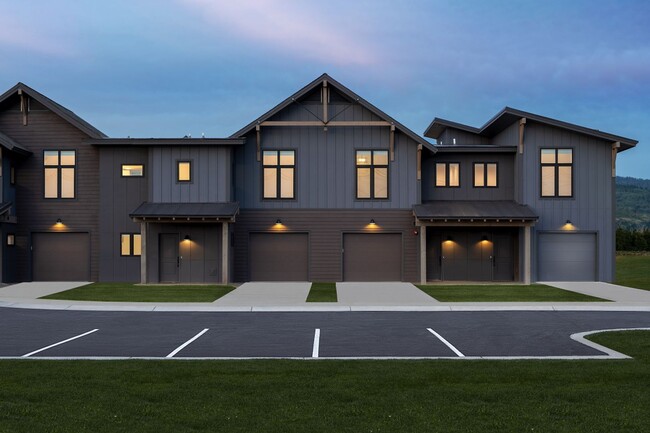 Seasonal Finished 2 BR 2.5 Bath with attac... - Seasonal Finished 2 BR 2.5 Bath with attac... Casa