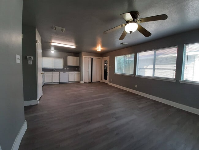 Photo - 6103 Settlers Square Ln