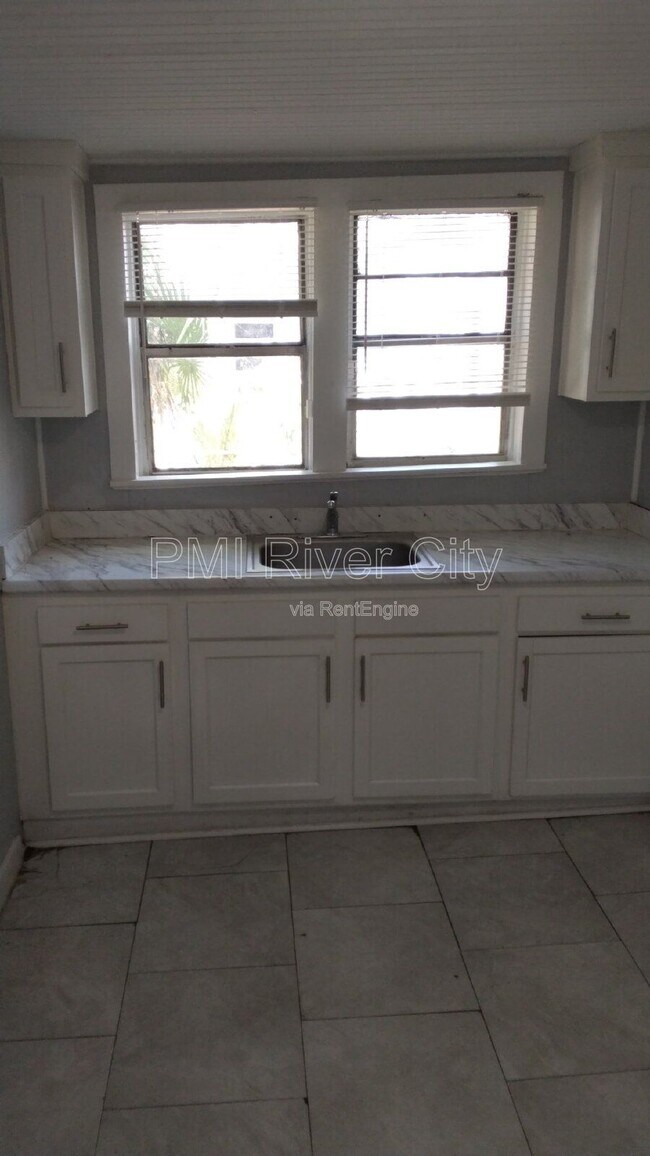 Photo - 1331 W 25th St