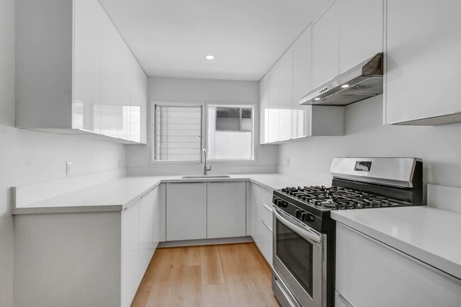 Photo - 922 6th St - North of Wilshire Blvd and 6 blocks to the beach!