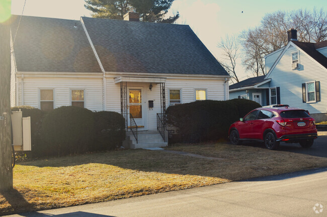 Building Photo - 14 Pentlow Ave Rental