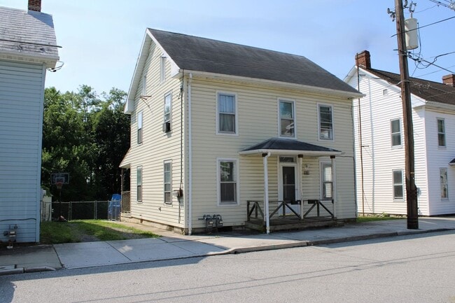 Building Photo - 2 Bedroom Duplex with Ample Storage