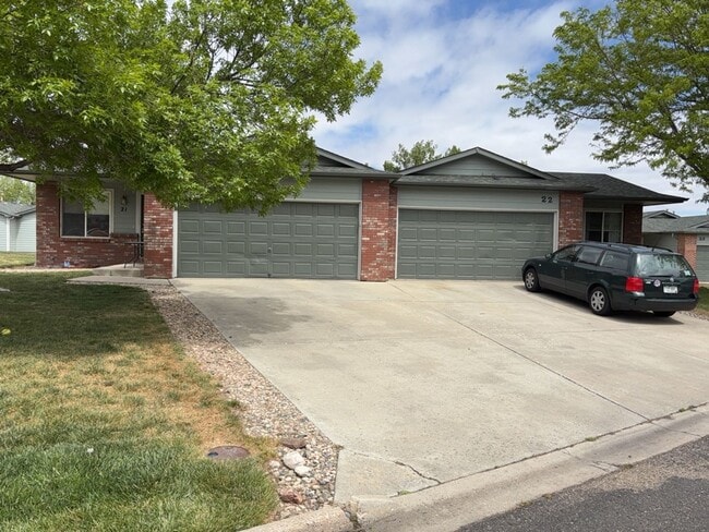 Building Photo - STUDENTS WELCOME! 3 Bed, 2 Bath Duplex in West Fort Collins close to Foothills
