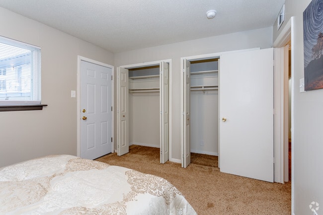 2BR, 2BA - 925 SF