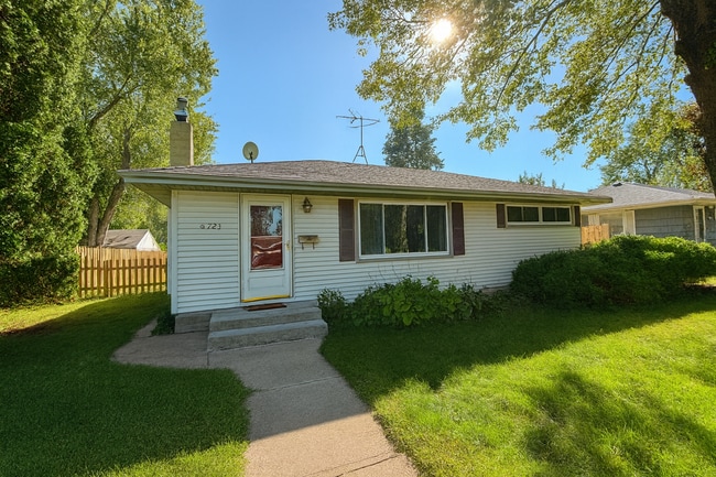 Building Photo - COME CHECK-OUT ALL THE UPDATES!  Great crystal home with huge fenced in backyard! Awesome home fo...