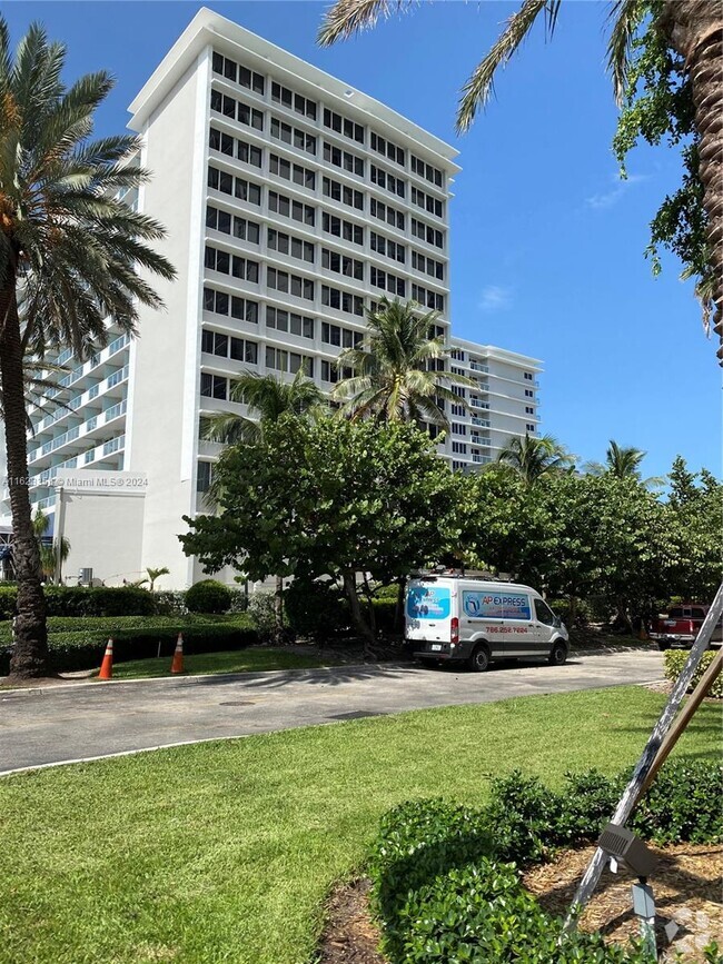 Building Photo - 19201 Collins Ave Unit 940 Rental