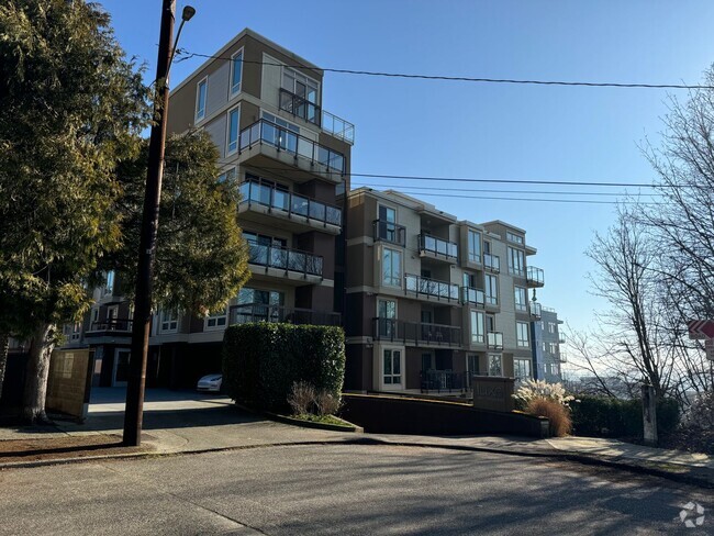 Building Photo - Stunning 1b1b condo in Queen Anne Unit 506