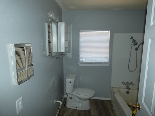 3 bedroom, 1 bath - 3 bedroom, 1 bath House