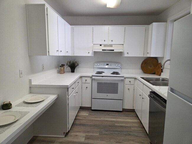 Photo - 1632 Tudor Ln