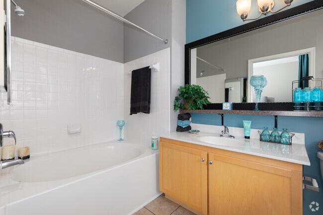 2BR, 2BA - 925SF