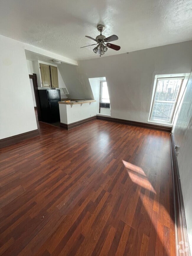 Building Photo - 1 Bedroom apartment with rooftop Balcony! Unit #10