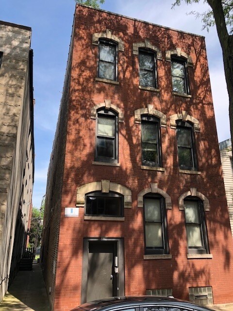 Building Photo - 819 S Carpenter St Unit 3F